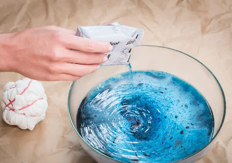 Tie-dye: Wlej do miski wodę oraz dodaj barwnik do tkanin