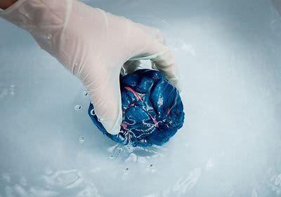 Tie-dye: zabezpiecz efekt utrwalaczem koloru do tkanin