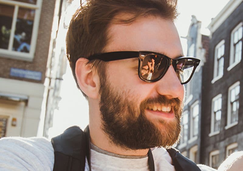 Nieregularny zarost na brodzie