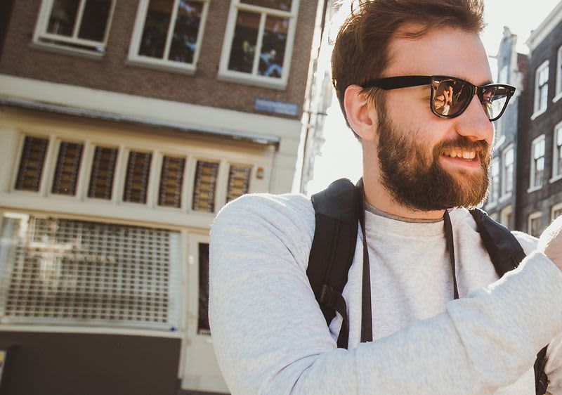 Nieregularny zarost na brodzie