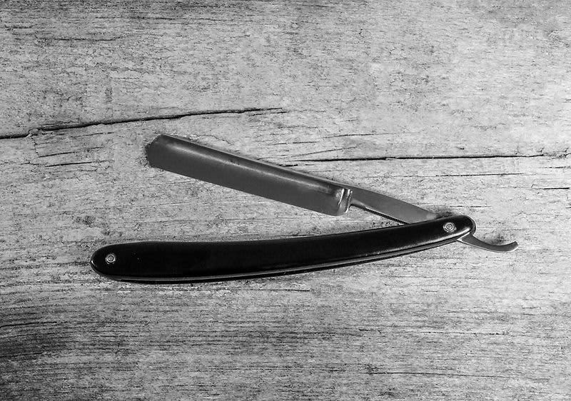 Brzytwa na drewnianym podłożu