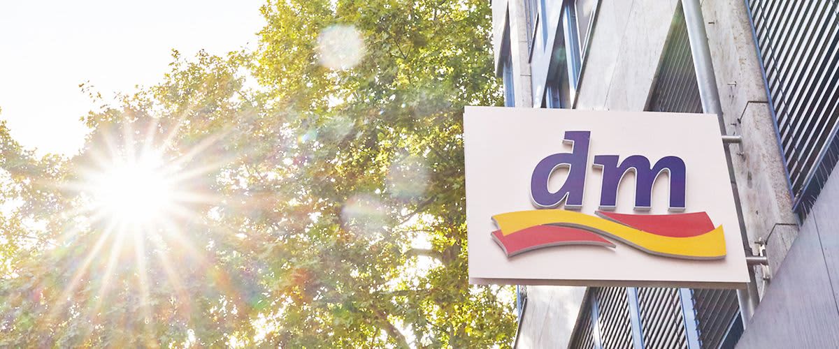 Cztery współpracownice przed sklepem dm