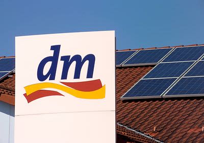 Sklep dm w Ansbach z fotowoltaicznym dachem