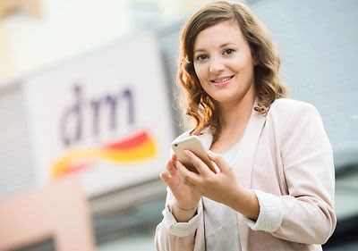 Klientka korzysta z bezpłatnego wi-fi w sklepie dm