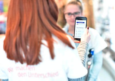 Współpracownica dm z nowym smartfonem dm