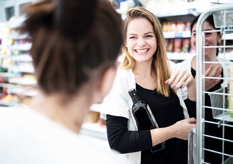 Rozmawiający współpracownicy dm