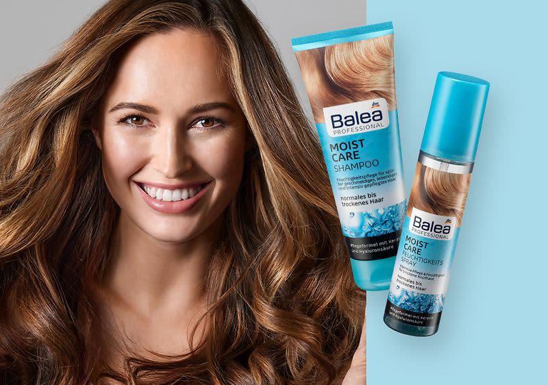 Kobieta z brązowymi włosami i produktami Balea Professional