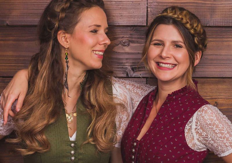 Założycielki Langhaarmädchen w dirndlu