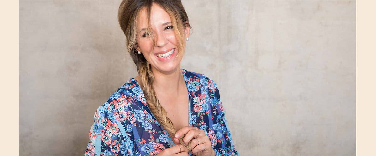 Kobieta z warkoczem w jodełkę