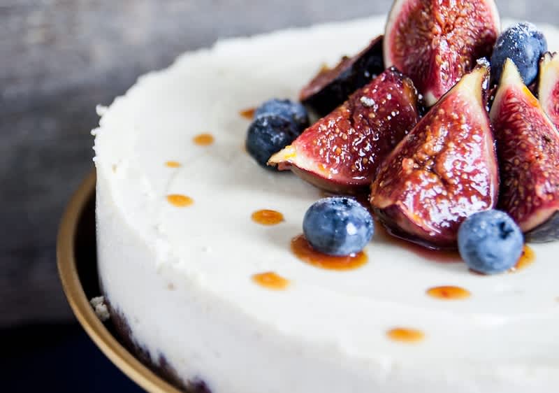 Wegański sernik ze spodem daktylowo-orzechowym