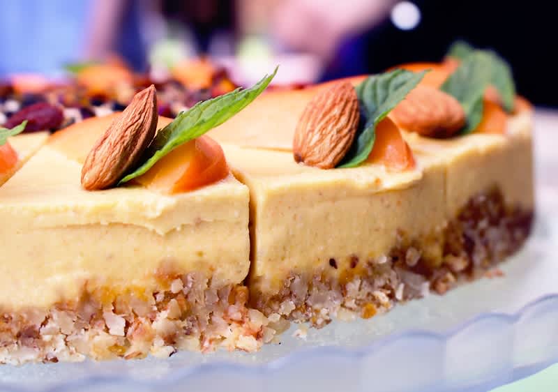 Wegański sernik na spodzie z granoli