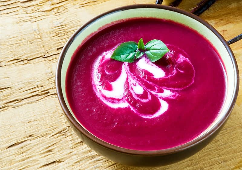Zupa z czerwonych buraków z wegańskim kremem chrzanowym