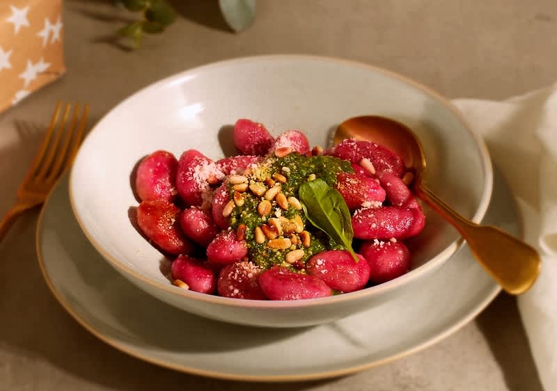 Vegane Rote-Bete-Gnocchi mit Spinatpesto