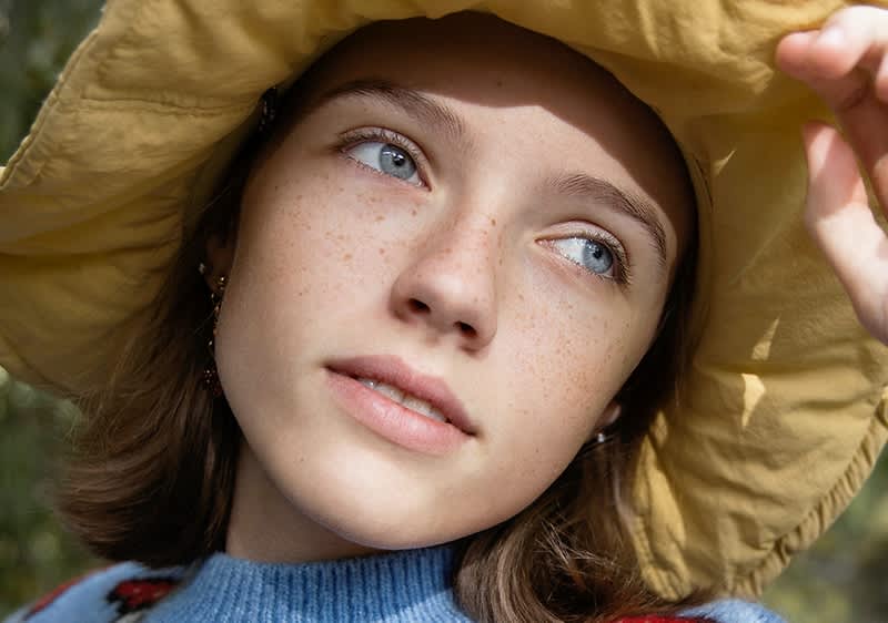 Frau blickt in die Sonne