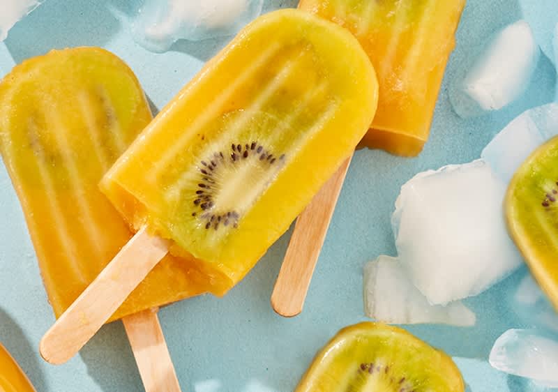 Veganes Mango-Eis mit Kiwistücken