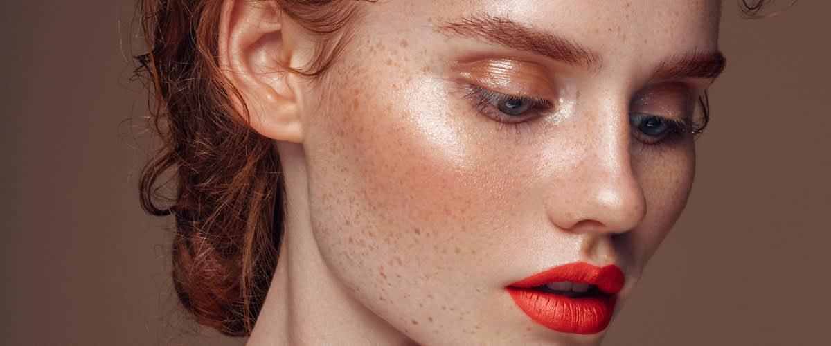 Brokatowy makijaż oczu + podkreślone usta