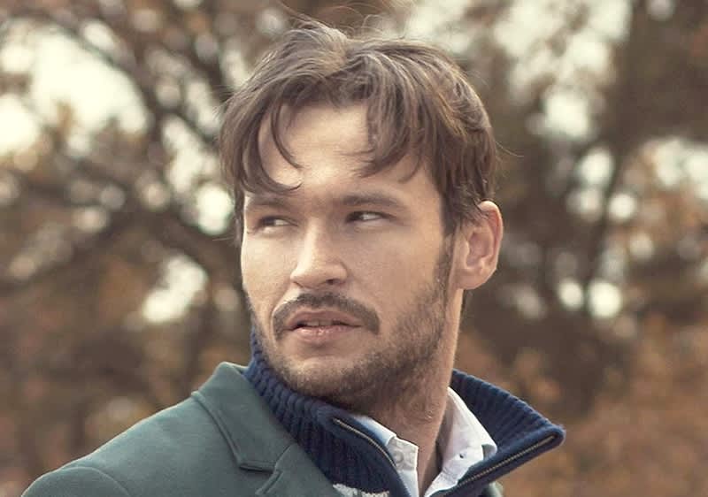 Mann mit Boyband Frisur