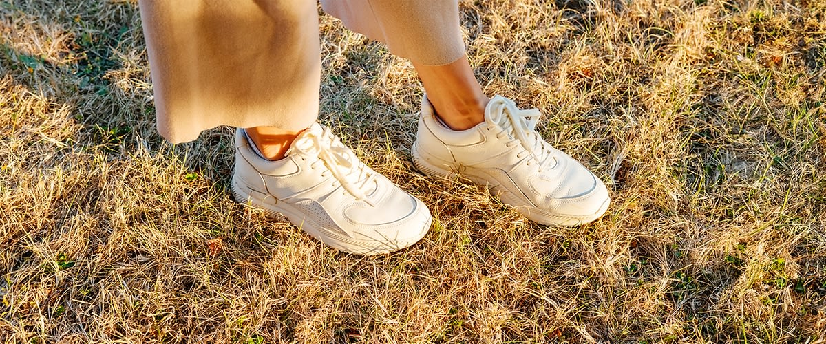 Czyszczenie białych sneakersów