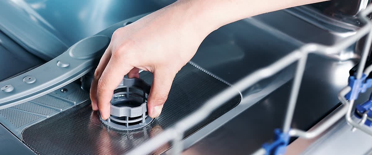 Czyszczenie zmywarki rozpoczynamy od wyjęcia filtru.