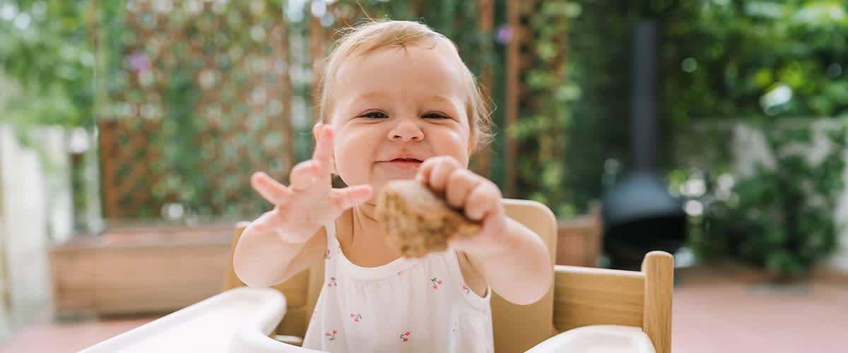 Kind isst mit einer Gabel Nudeln