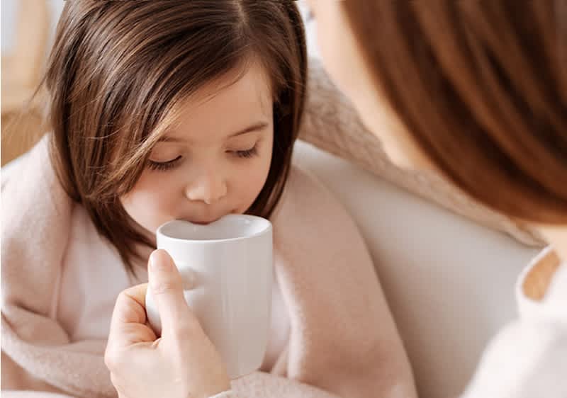 Kind trinkt aus Tasse