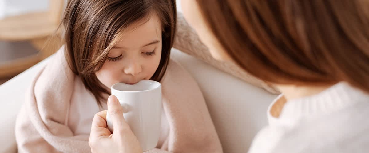 Kind trinkt aus Tasse