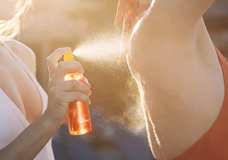 Usuwanie plam z kremu przeciwsłonecznego: wskazówki gwarantujące czyste ubrania