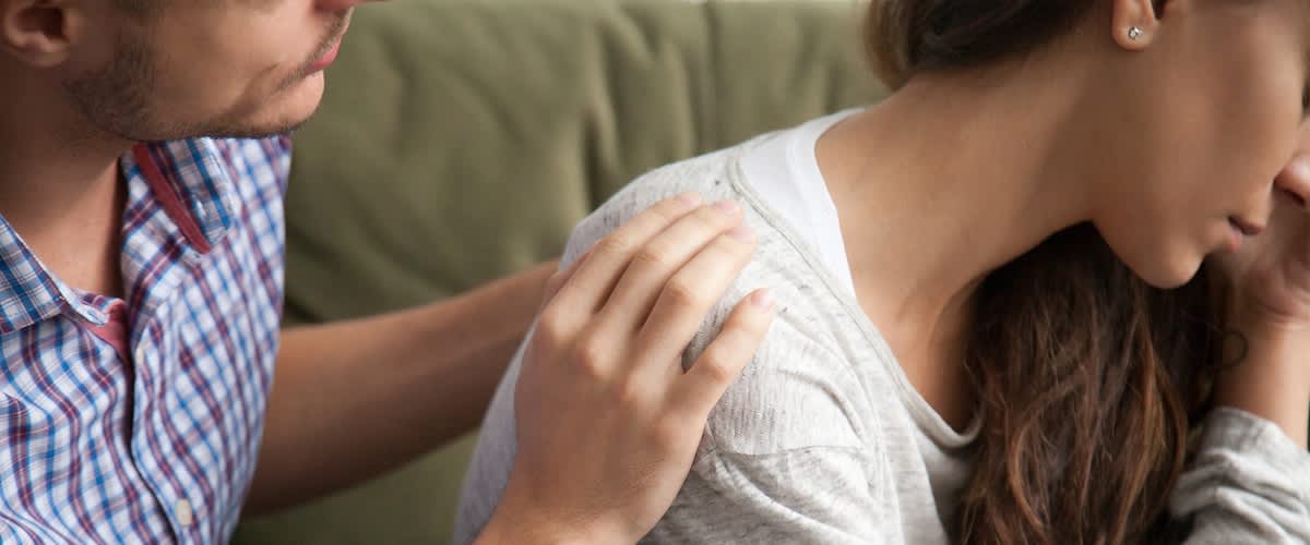 Mężczyzna pociesza ciężarną