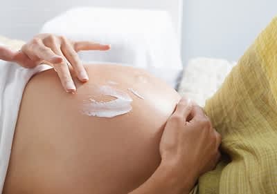Bonus poprawiający samopoczucie mamy i dziecka – masaż brzucha po kąpieli.