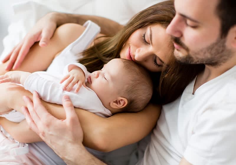Tata, mama i dziecko przytulają się