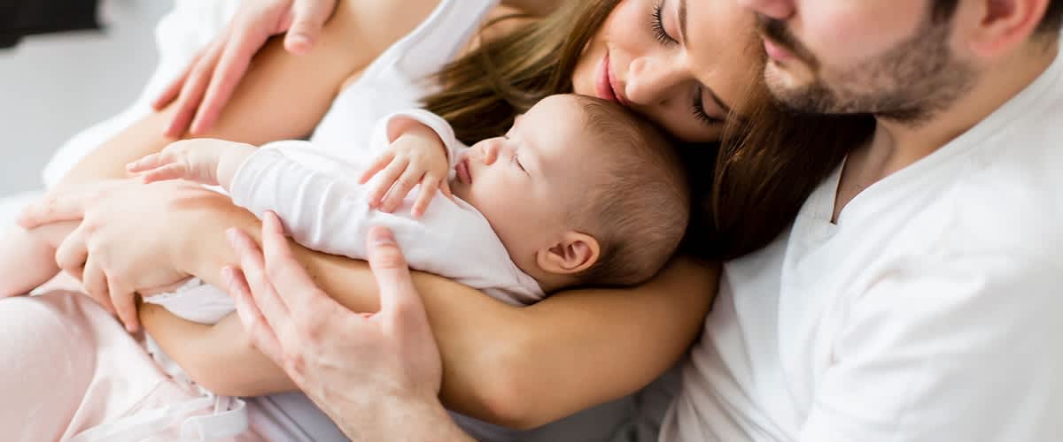 Tata, mama i dziecko przytulają się