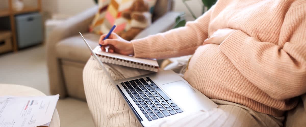 Ciężarna pracuje przy komputerze