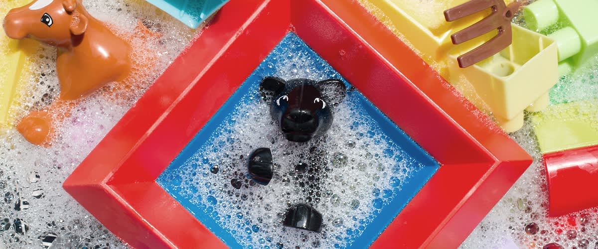 Zabawka miś mocząca się w wodzie