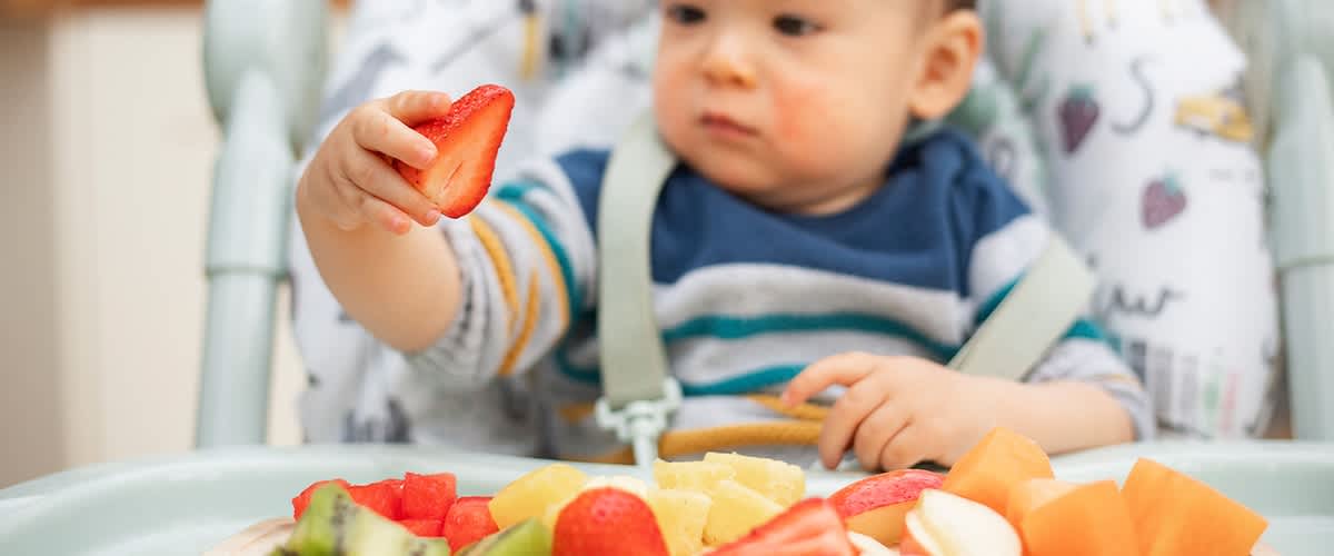 Przekąski zamiast owsianki. Odstawianie dziecka od piersi metodą BLW jest teraz popularne. Powiemy ci dlaczego.