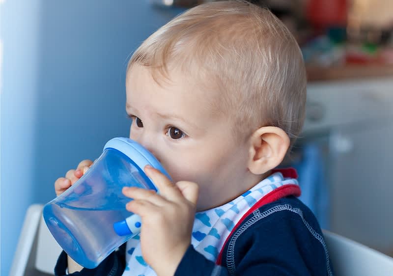 Dziecko pije z kubka