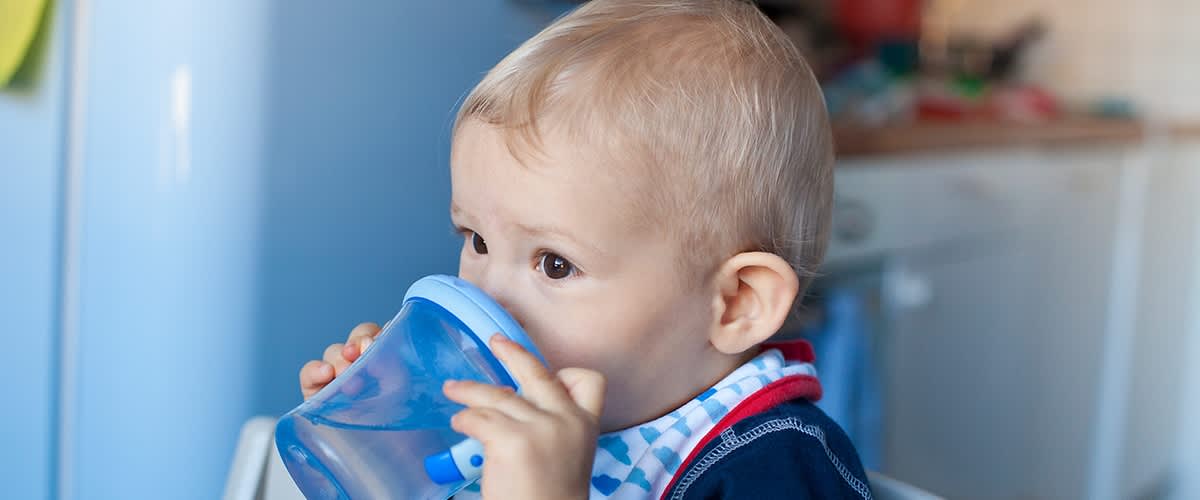 Dziecko pije z kubka