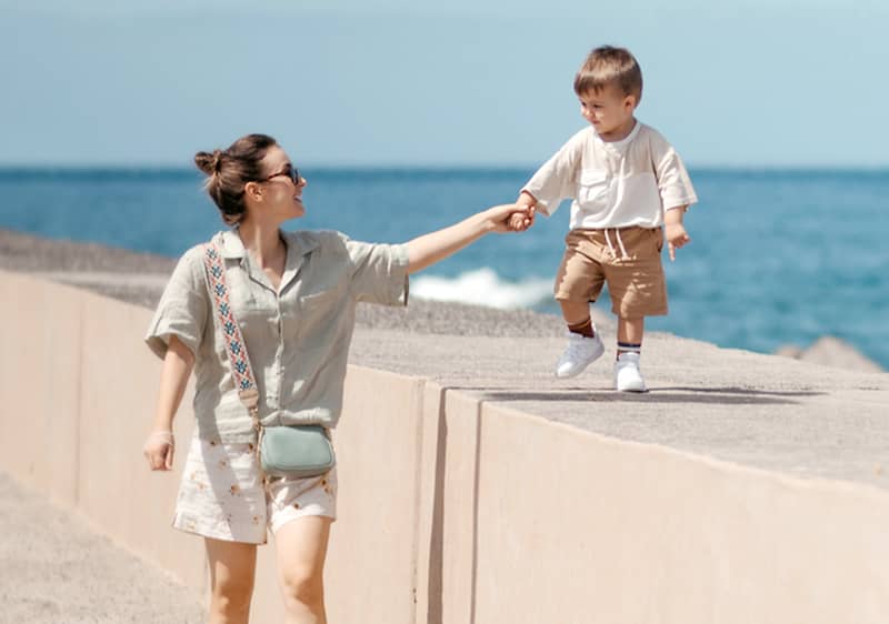 Mama mit ihrem Sohn im Urlaub am Meer