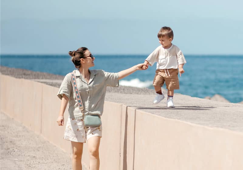 Mama und Sohn am Meer