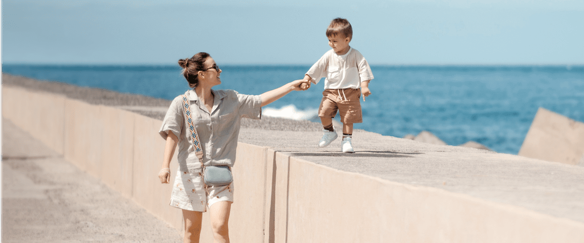 Mama und Sohn am Meer