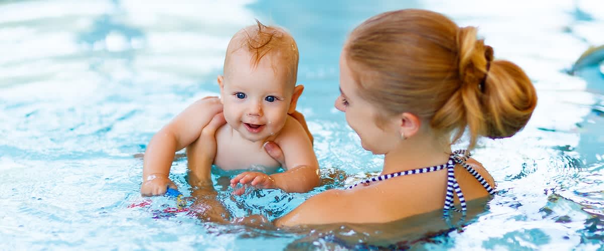 Dziecko z mamą na basenie