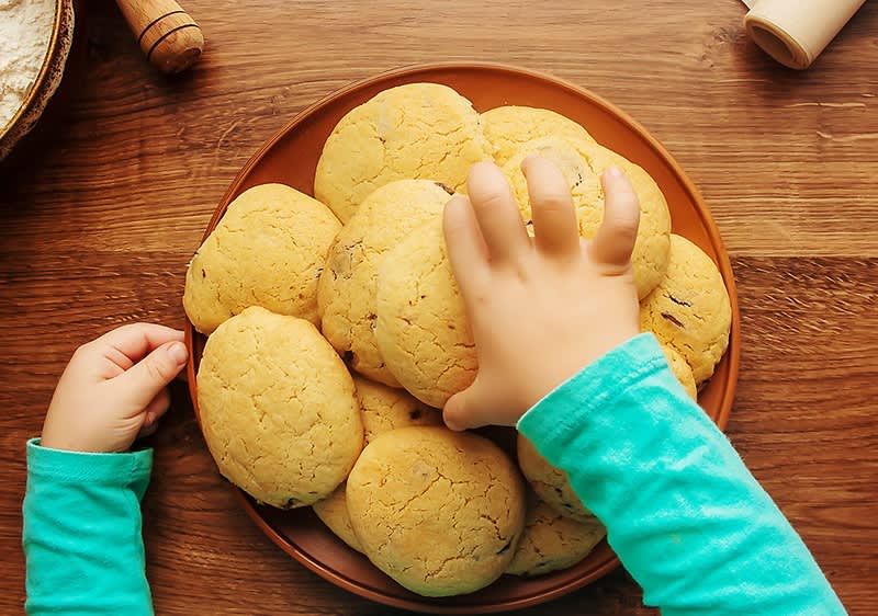 Dziecko sięga po ciastko