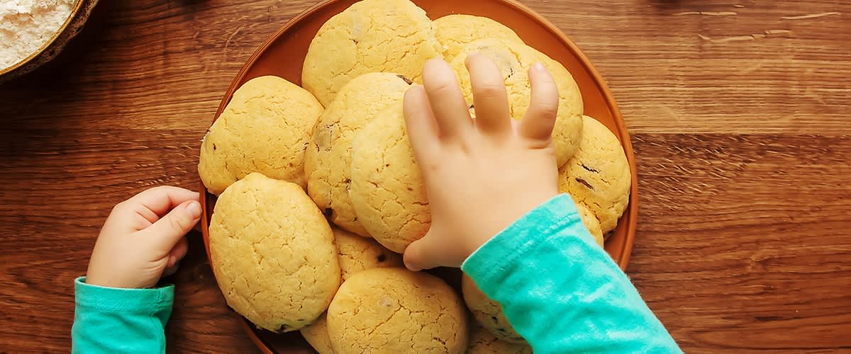 Dziecko sięga po ciastko