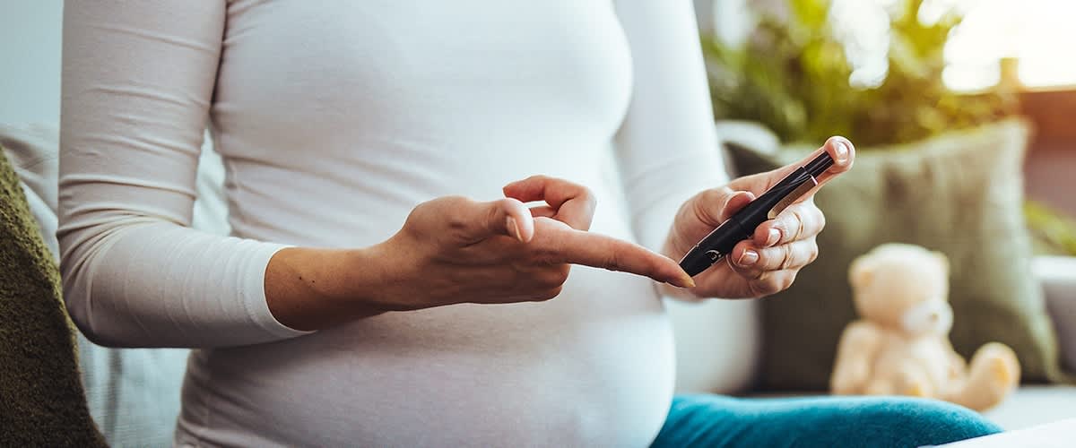 Kobieta w ciąży testująca krew