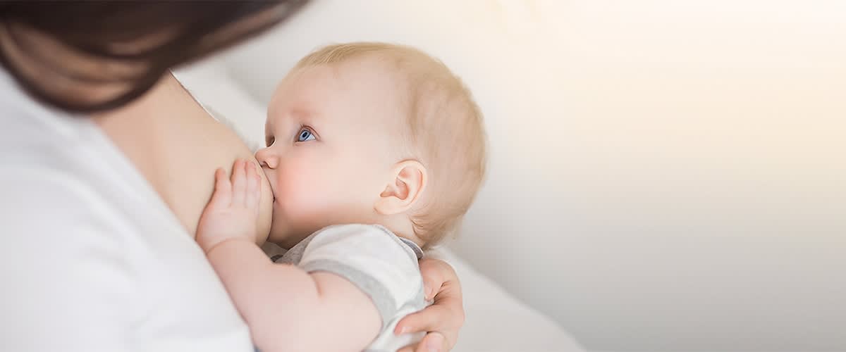 Mutter stillt ihr Baby