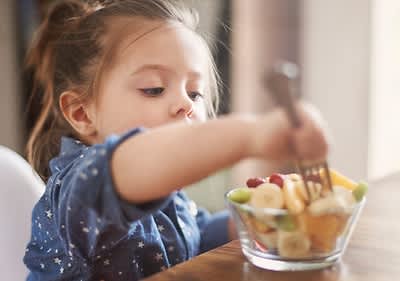 Dziecko sięga po owoce