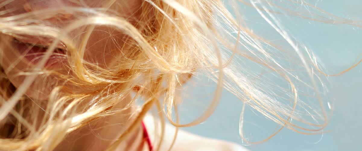 Ochrona włosów przed słońcem: pielęgnacja włosów latem