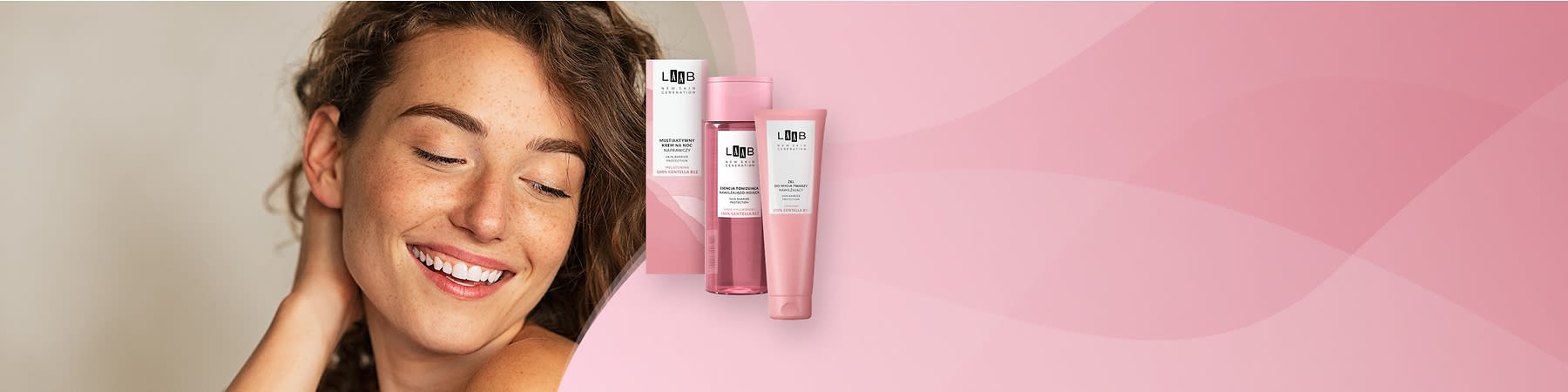 Kobieta z rozpuszczonymi włosami dotyka szyi, obok trzy różowe tubki kosmetyków AA Laab z Centella na różowym tle z falistym wzorem.