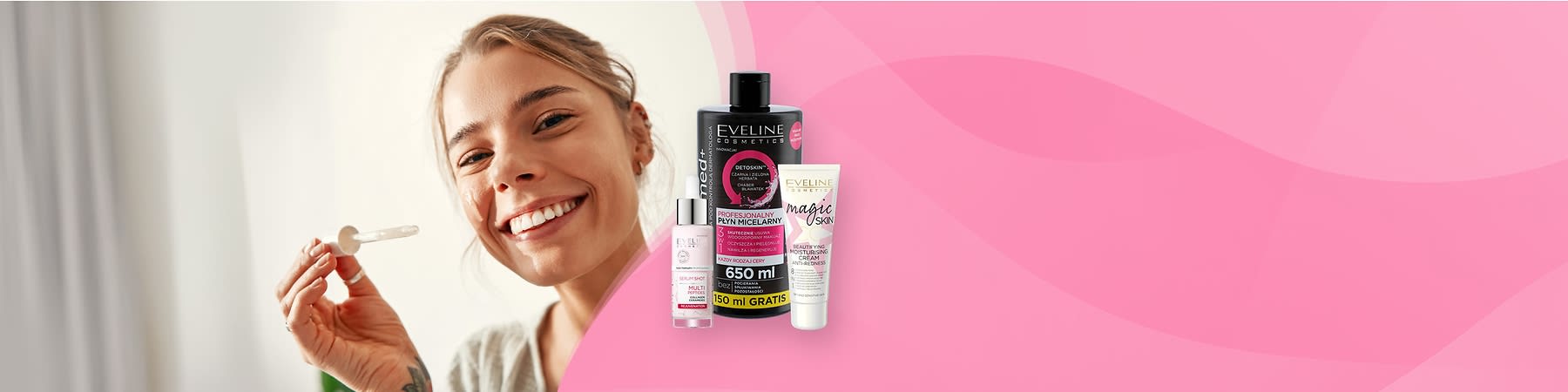 Kobieta trzyma pędzelek do makijażu, obok stoją trzy kosmetyki marki Eveline: płyn micelarny, tubka kremu CC i serum multipeptydowe Shot.