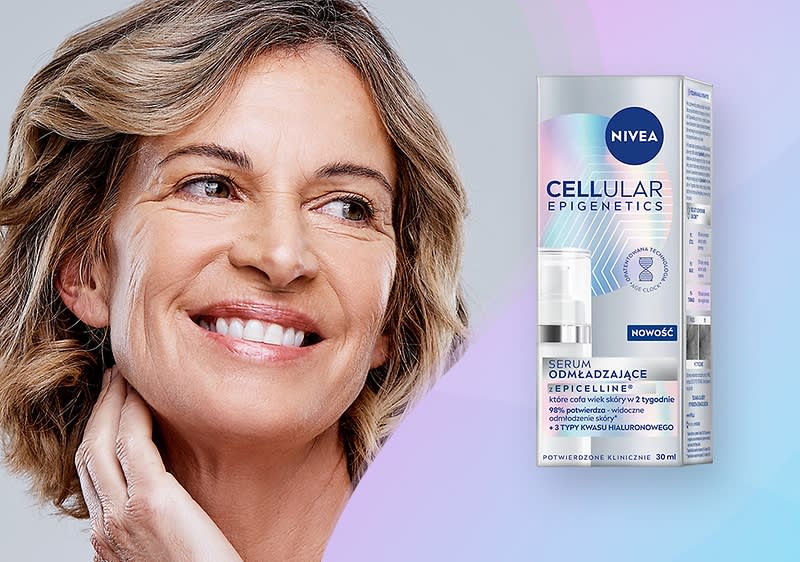 Kobieta z rozpuszczonymi włosami, po prawej stronie opakowanie kosmetyku Nivea Cellular Luminous w kolorze białym i niebieskim na pastelowym tle.