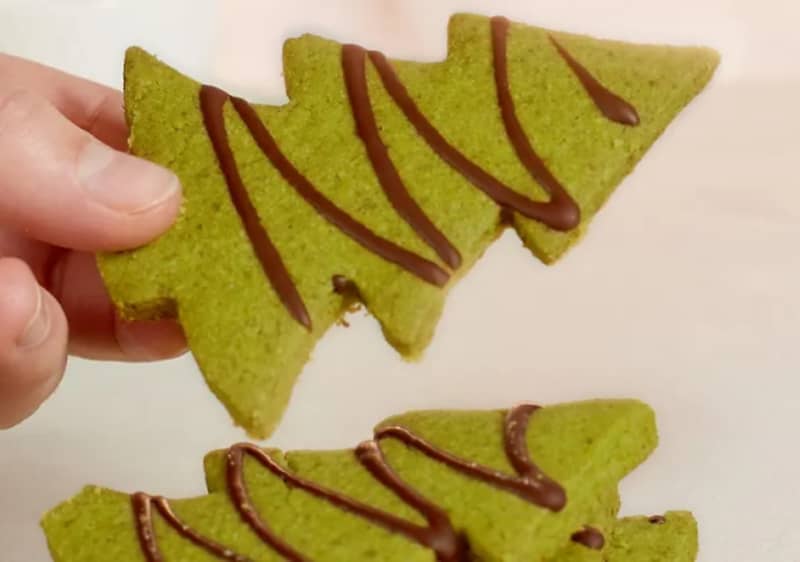 Wegańskie ciasteczka choinki z matchą